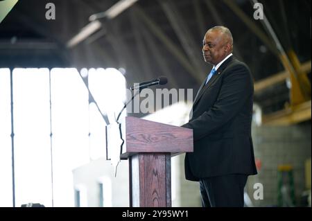 Le secrétaire à la Défense, Lloyd J. Austin III, prononce un discours lors de la cérémonie de changement de commandement du United States Transportation Command dans le hangar 1, sur la base aérienne Scott, Illinois, Oct. 4, 2024. Austin préside la cérémonie, soulignant l'importance stratégique du commandement. (Photo de l’US Air Force par l’aviateur principal de’Quan Simmons) Banque D'Images