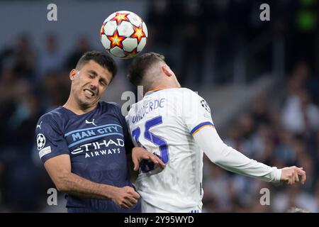 MADRID, ESPAGNE - 4 mai : Rodrigo de Manchester City et Federico Valverde du Real Madrid se battent pour le ballon lors du match de l'UEFA Champions League 21/22 Banque D'Images