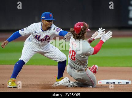 New York, États-Unis. 08 octobre 2024. Francisco Lindor, l'arrêt court des mets de New York, marque Philadelphia Phillies Alec Bohm à la deuxième place à un jet du défenseur central Tyrone Taylor dans la quatrième manche du troisième match des NLDS de la MLB au Citi Field à New York le mardi 8 octobre 2024. Photo de Ray Stubblebine/UPI crédit : UPI/Alamy Live News Banque D'Images