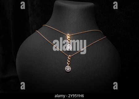 Un ensemble assorti de deux colliers pendentifs en diamant, chacun présentant une forme de diamant différente accroché à des chaînes en or fin. Cet ensemble élégant est parfait pour la Banque D'Images