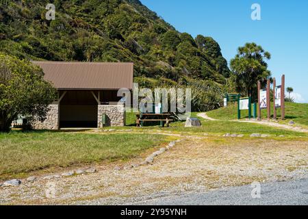 Kohaihai, région de Karamea, côte ouest, île sud, Aotearoa / Nouvelle-Zélande - 21 septembre 2024 : abri Kohaihai et parking sur la piste Heaphy Banque D'Images