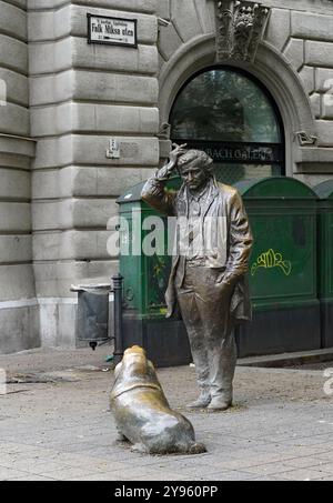 Peter Falk : Columbo, une statue de la rue Falk à Budapest, soi-disant nommée d'après son ancêtre hongrois Banque D'Images