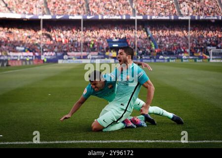 MADRID, ESPAGNE - FÉVRIER 26:Luis Suarez du FC Barcelone et Raphina de Barcelone célèbrent un but lors du match de la Ligue espagnole 2016/17 entre ATL Banque D'Images