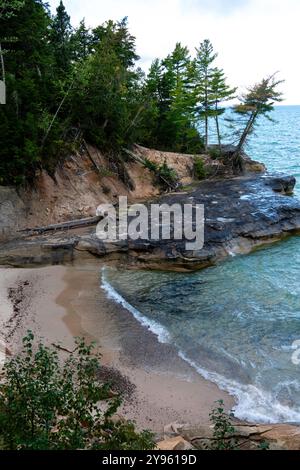 Photographie de « The Coves », photographiée Rocks National Lakeshore, capturée lors d'un voyage en sac à dos en août. Banque D'Images