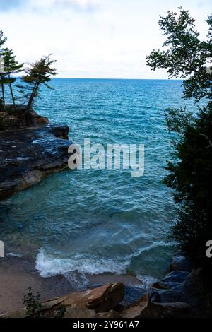 Photographie de « The Coves », photographiée Rocks National Lakeshore, capturée lors d'un voyage en sac à dos en août. Banque D'Images