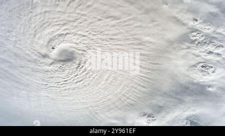 Golfe du Mexique, États-Unis. 07 octobre 2024. La caméra externe à bord de la Station spatiale internationale a capturé l'œil de l'ouragan Milton, actuellement un ouragan catastrophique de catégorie 5 avec des vents de 175 mph, alors qu'il se déplace à travers le golfe du Mexique en direction de la Floride, le 7 octobre 2024 au large de la côte de Merida, au Mexique. Crédit : NASA/NASA photo/Alamy Live News Banque D'Images