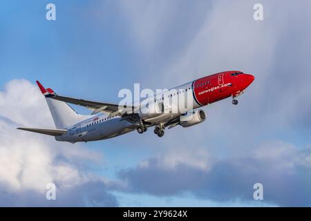 Boeing 737 norvégien décollant de l'aéroport d'Helsinki Banque D'Images