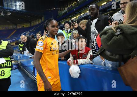 Londres, Royaume-Uni. 08 octobre 2024. Londres, Angleterre, 8 octobre 2024 : Linda Caicedo (18 Real Madrid) prend un selfie avec un gan lors du match de la Ligue des Champions de l'UEFA entre Chelsea et le Real Madrid au Stamford Bridge à Londres, Angleterre (Alexander Canillas/SPP) crédit : SPP Sport Press photo. /Alamy Live News Banque D'Images