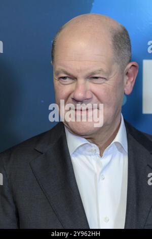 GER, Berlin, newstime, ProSiebenSat.1 Empfang, Politikredaktion, gespraech ueber den Daechern von Berlin, 08.10.2024, im Bild : OLAF Scholz - Bundeskanzler, *** GER, Berlin, newstime, ProSiebenSat 1 RECEPTION, salle de presse politique, conversation au-dessus des toits de Berlin, 08 10 2024, dans la photo Olaf Scholz Chancelier fédéral, Copyright : HMBxMedia/UwexKoch Banque D'Images