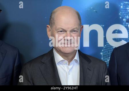 GER, Berlin, newstime, ProSiebenSat.1 Empfang, Politikredaktion, gespraech ueber den Daechern von Berlin, 08.10.2024, im Bild : OLAF Scholz - Bundeskanzler, *** GER, Berlin, newstime, ProSiebenSat 1 RECEPTION, salle de presse politique, conversation au-dessus des toits de Berlin, 08 10 2024, dans la photo Olaf Scholz Chancelier fédéral, Copyright : HMBxMedia/UwexKoch Banque D'Images