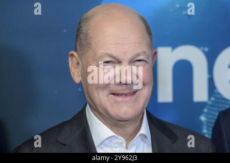 GER, Berlin, newstime, ProSiebenSat.1 Empfang, Politikredaktion, gespraech ueber den Daechern von Berlin, 08.10.2024, im Bild : OLAF Scholz - Bundeskanzler, *** GER, Berlin, newstime, ProSiebenSat 1 RECEPTION, salle de presse politique, conversation au-dessus des toits de Berlin, 08 10 2024, dans la photo Olaf Scholz Chancelier fédéral, Copyright : HMBxMedia/UwexKoch Banque D'Images