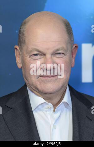 GER, Berlin, newstime, ProSiebenSat.1 Empfang, Politikredaktion, gespraech ueber den Daechern von Berlin, 08.10.2024, im Bild : OLAF Scholz - Bundeskanzler, *** GER, Berlin, newstime, ProSiebenSat 1 RECEPTION, salle de presse politique, conversation au-dessus des toits de Berlin, 08 10 2024, dans la photo Olaf Scholz Chancelier fédéral, Copyright : HMBxMedia/UwexKoch Banque D'Images