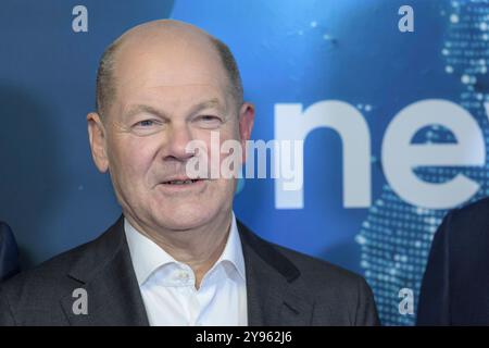 GER, Berlin, newstime, ProSiebenSat.1 Empfang, Politikredaktion, gespraech ueber den Daechern von Berlin, 08.10.2024, im Bild : OLAF Scholz - Bundeskanzler, *** GER, Berlin, newstime, ProSiebenSat 1 RECEPTION, salle de presse politique, conversation au-dessus des toits de Berlin, 08 10 2024, dans la photo Olaf Scholz Chancelier fédéral, Copyright : HMBxMedia/UwexKoch Banque D'Images