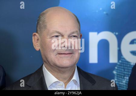 GER, Berlin, newstime, ProSiebenSat.1 Empfang, Politikredaktion, gespraech ueber den Daechern von Berlin, 08.10.2024, im Bild : OLAF Scholz - Bundeskanzler, *** GER, Berlin, newstime, ProSiebenSat 1 RECEPTION, salle de presse politique, conversation au-dessus des toits de Berlin, 08 10 2024, dans la photo Olaf Scholz Chancelier fédéral, Copyright : HMBxMedia/UwexKoch Banque D'Images