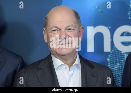 GER, Berlin, newstime, ProSiebenSat.1 Empfang, Politikredaktion, gespraech ueber den Daechern von Berlin, 08.10.2024, im Bild : OLAF Scholz - Bundeskanzler, *** GER, Berlin, newstime, ProSiebenSat 1 RECEPTION, salle de presse politique, conversation au-dessus des toits de Berlin, 08 10 2024, dans la photo Olaf Scholz Chancelier fédéral, Copyright : HMBxMedia/UwexKoch Banque D'Images