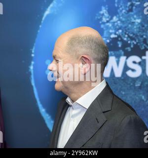 GER, Berlin, newstime, ProSiebenSat.1 Empfang, Politikredaktion, gespraech ueber den Daechern von Berlin, 08.10.2024, im Bild : OLAF Scholz - Bundeskanzler, *** GER, Berlin, newstime, ProSiebenSat 1 RECEPTION, salle de presse politique, conversation au-dessus des toits de Berlin, 08 10 2024, dans la photo Olaf Scholz Chancelier fédéral, Copyright : HMBxMedia/UwexKoch Banque D'Images