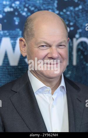 GER, Berlin, newstime, ProSiebenSat.1 Empfang, Politikredaktion, gespraech ueber den Daechern von Berlin, 08.10.2024, im Bild : OLAF Scholz - Bundeskanzler, *** GER, Berlin, newstime, ProSiebenSat 1 RECEPTION, salle de presse politique, conversation au-dessus des toits de Berlin, 08 10 2024, dans la photo Olaf Scholz Chancelier fédéral, Copyright : HMBxMedia/UwexKoch Banque D'Images