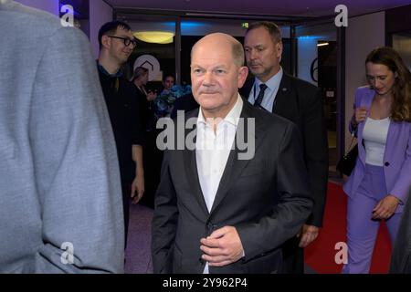 GER, Berlin, newstime, ProSiebenSat.1 Empfang, Politikredaktion, gespraech ueber den Daechern von Berlin, 08.10.2024, im Bild : OLAF Scholz - Bundeskanzler, *** GER, Berlin, newstime, ProSiebenSat 1 RECEPTION, salle de presse politique, conversation au-dessus des toits de Berlin, 08 10 2024, dans la photo Olaf Scholz Chancelier fédéral, Copyright : HMBxMedia/UwexKoch Banque D'Images