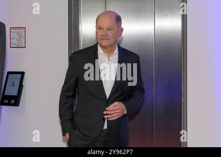 GER, Berlin, newstime, ProSiebenSat.1 Empfang, Politikredaktion, gespraech ueber den Daechern von Berlin, 08.10.2024, im Bild : OLAF Scholz - Bundeskanzler, *** GER, Berlin, newstime, ProSiebenSat 1 RECEPTION, salle de presse politique, conversation au-dessus des toits de Berlin, 08 10 2024, dans la photo Olaf Scholz Chancelier fédéral, Copyright : HMBxMedia/UwexKoch Banque D'Images