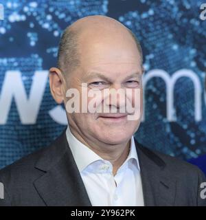 GER, Berlin, newstime, ProSiebenSat.1 Empfang, Politikredaktion, gespraech ueber den Daechern von Berlin, 08.10.2024, im Bild : OLAF Scholz - Bundeskanzler, *** GER, Berlin, newstime, ProSiebenSat 1 RECEPTION, salle de presse politique, conversation au-dessus des toits de Berlin, 08 10 2024, dans la photo Olaf Scholz Chancelier fédéral, Copyright : HMBxMedia/UwexKoch Banque D'Images