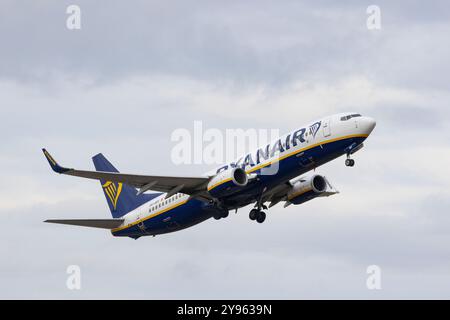 Ryan Air Boeing 737 décollant de l'aéroport d'Helsinki Banque D'Images