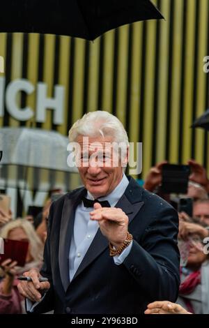 Zurich, Suisse. 8 octobre 2024. Richard Gere signe des autographes sur le tapis vert pour la première mondiale du documentaire suisse « Wisdom of Happiness » au 20e Festival de Zurich. Crédit : Fabienne Koch/Alamy Live News Banque D'Images