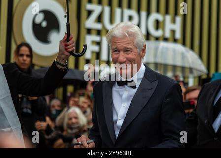 Zurich, Suisse. 8 octobre 2024. Richard Gere signe des autographes sur le tapis vert pour la première mondiale du documentaire suisse « Wisdom of Happiness » au 20e Festival de Zurich. Crédit : Fabienne Koch/Alamy Live News Banque D'Images