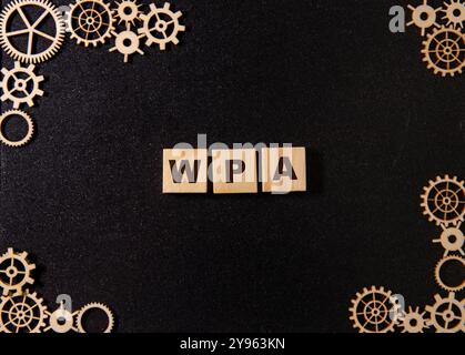 WPA - concept de texte sur cubes en bois avec fond bleu dégradé Banque D'Images