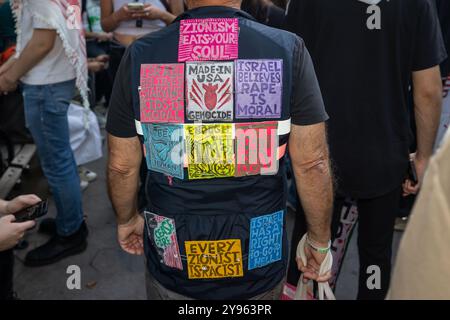 New York, New York, États-Unis. 7 octobre 2024. Un manifestant pro-palestinien porte une chemise avec des messages anti-Israël lors d'un rassemblement de soutien à la Palestine pendant le premier anniversaire de l'attaque du Hamas contre Israël qui a tué 1 200 Israéliens et déclenché la guerre en cours à Gaza le 7 octobre 2024 à New York. Les manifestants ont appelé à la fin du génocide à Gaza et à Israël à cesser ses attaques contre le Liban. (Crédit image : © Michael Nigro/Pacific Press via ZUMA Press Wire) USAGE ÉDITORIAL SEULEMENT! Non destiné à UN USAGE commercial ! Banque D'Images