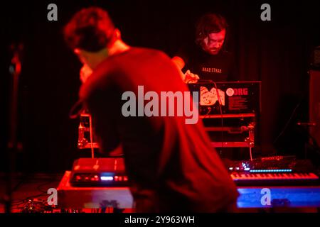 Édimbourg, Écosse. Mar 8 octobre 2024. Teeside Band profite sur scène au Wee Red Bar à Edinburgh College of Art. Benefits formé en 2019 sont Kingsley Hall (chant) et Robbie Major (claviers). Ils se décrivent eux-mêmes comme « un collectif musical basé sur des enjeux du Teesside dans le nord-est de l’Angleterre » et leur musique fusionne politique, noise, hip hop, rock industriel, electronica et garage. Ils publient leur premier album, NAILS, chez Invada Records en avril 2023. Cette performance faisait partie d'une tournée européenne promouvant leur dernier single "Land of the Tyrants", sorti en septembre 2024 Banque D'Images