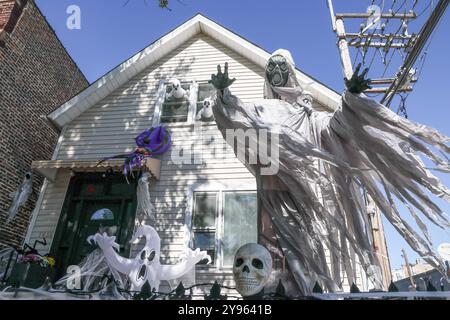 Chicago, États-Unis. 08 octobre 2024. La façade d'une maison décorée de décorations d'Halloween dans le quartier Lincoln Square de Chicago, Illinois États-Unis le 8 octobre 2024. Halloween est devenu une fête mondiale célébrée dans de nombreux pays, principalement des régions du monde occidental. (Photo par : Alexandra Buxbaum/Sipa USA) crédit : Sipa USA/Alamy Live News Banque D'Images