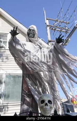 Chicago, États-Unis. 08 octobre 2024. La façade d'une maison décorée de décorations d'Halloween dans le quartier Lincoln Square de Chicago, Illinois États-Unis le 8 octobre 2024. Halloween est devenu une fête mondiale célébrée dans de nombreux pays, principalement des régions du monde occidental. (Photo par : Alexandra Buxbaum/Sipa USA) crédit : Sipa USA/Alamy Live News Banque D'Images