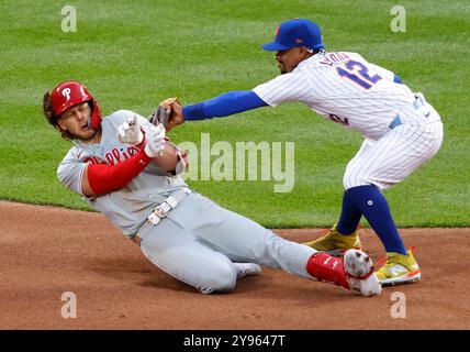 New York, États-Unis. 08 octobre 2024. Francisco Lindor, l'arrêt court des mets de New York, marque Philadelphia Phillies Alec Bohm à la deuxième place à un jet du défenseur central Tyrone Taylor dans la quatrième manche du troisième match des NLDS de la MLB au Citi Field à New York le mardi 8 octobre 2024. Photo de John Angelillo/UPI crédit : UPI/Alamy Live News Banque D'Images