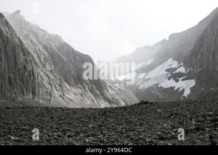 Une scène brumeuse au glacier Rae, trouvé à Kananaskis, Alberta, Canada dans les montagnes Rocheuses. Le bassin rocheux semble stérile à cette période de l'année. Banque D'Images
