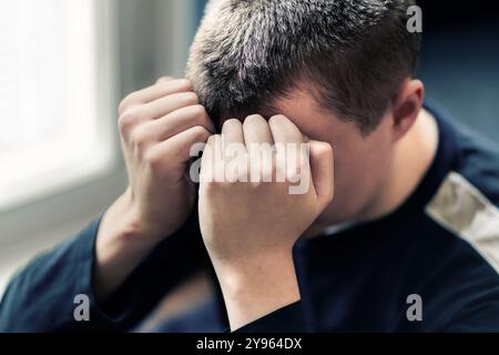 Homme traumatisé. Adolescent avec honte ou anxiété. Triste victime honteuse. Désespoir, regret ou culpabilité. Jeune déprimé. Phobie, sspt ou stress. DESP Banque D'Images