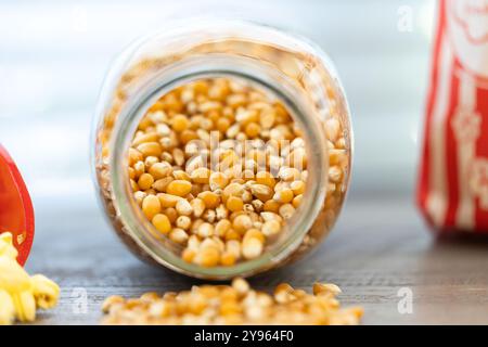 Grains de pop-corn dans un bocal Banque D'Images