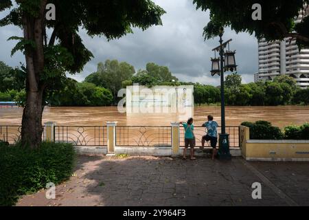 CHIANG mai, Thaïlande – 4 octobre 2024 : inondations du marché de Chiang mai dans la ville de Chiang mai près de la rivière Ping, effet des fortes pluies de la montagne. Banque D'Images