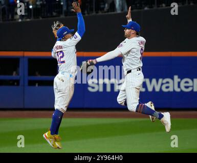 New York, États-Unis. 08 octobre 2024. Francisco Lindor et Brandon Nimmo, joueurs des mets de New York, célèbrent après avoir battu les Phillies de Philadelphie 7-2 dans le troisième match au Citi Field à New York le mardi 8 octobre 2024. Les mets prennent une avance de 2-1 dans la série Best-of-Five. Photo de Ray Stubblebine/UPI crédit : UPI/Alamy Live News Banque D'Images