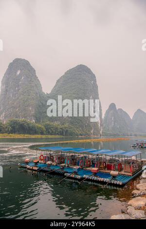 Paysage de Guilin, Li River et Karst montagnes. Situé près de Guilin, Guangxi, Chine. Banque D'Images
