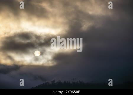 Soleil au-dessus d'une chaîne de montagnes se brisant à travers les nuages matinaux et le brouillard, Leoben, Styrie, Autriche, Europe Banque D'Images