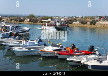 Bateaux amarrés dans un port à côté de l'eau calme, bateau naviguant sur la rivière Ribeiro de Tronco, Fuseta, Fuzeta, Faro, Algarve, Portugal, Europe Banque D'Images