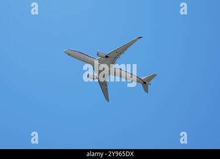 Un gros avion vole à travers un ciel bleu clair, Airbus A350 avec le numéro d'immatriculation 10 plus 02, avion du ministère fédéral de la Défense Air Banque D'Images