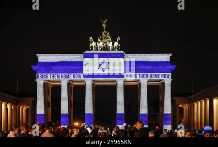 Installation lumineuse à la Tor de Brandebourg en solidarité avec les victimes d'Israël et les personnes enlevées par le Hamas pendant la Fête des lumières, BE Banque D'Images