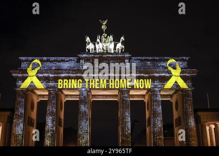 Installation lumineuse à la Tor de Brandebourg en solidarité avec les victimes d'Israël et les personnes enlevées par le Hamas pendant la Fête des lumières, BE Banque D'Images