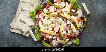 Fiambre, salade du Guatemala, du Mexique et de l'Amérique latine, servi sur grande assiette vue de dessus. Plat festif pour la Toussaint Day (Day of the Dead) célébration m Banque D'Images