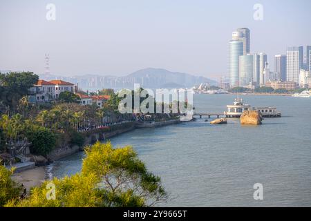 30 janvier 2022, Xiamen, Chine : bateau passant devant l'île de Gulangyu, espace de copie pour le texte Banque D'Images