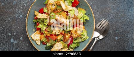 Plat traditionnel levant salade Fattoush, cuisine arabe, à base de croûtons de pain pita, légumes et herbes. Salade végétarienne du Moyen-Orient saine Banque D'Images