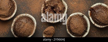 Muffins brunis au chocolat et cacao dans la vue de dessus de cuillère à café sur fond de pierre rustique brun, cupcakes doux au chocolat noir faits maison, photographie alimentaire, fo Banque D'Images