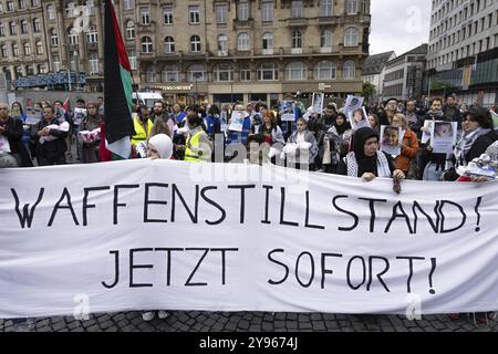 Environ 1 400 personnes participent à une manifestation pro-palestinienne au Rossmarkt à Francfort-sur-le-main le 7 octobre 2024. Le rallye est accompagné d'un mas Banque D'Images