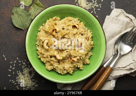 Ven Pongal (Khara Pongal), plat traditionnel de riz salé indien fait lors de la célébration du festival de Pongal, servi dans la vue de dessus du bol sur BA rustique en béton Banque D'Images